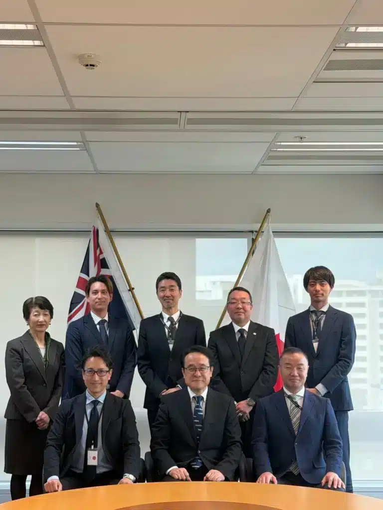 オークランド日本国総領事館を訪問した二水会役員の集合写真