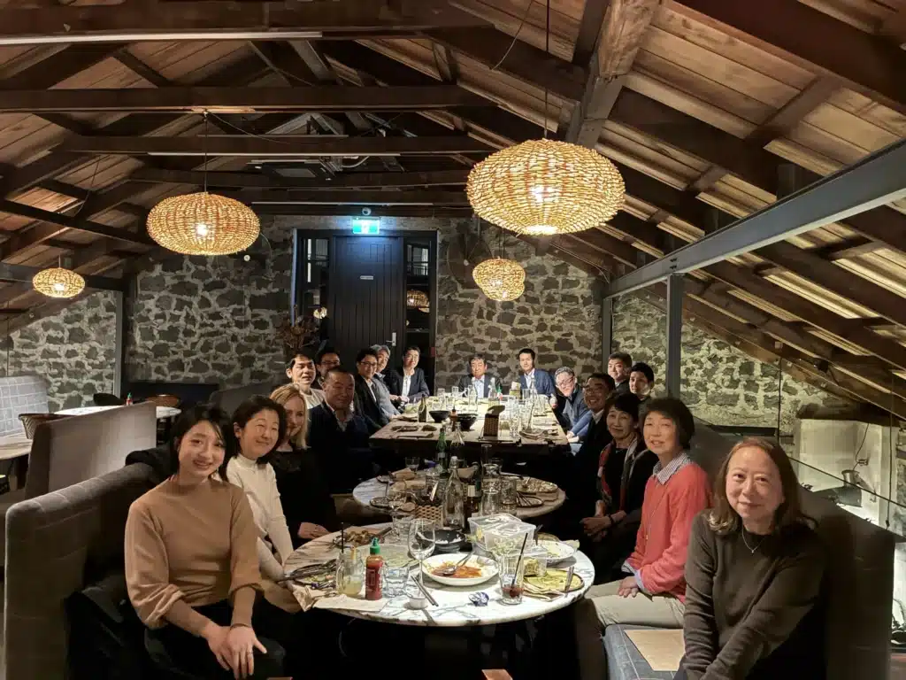 ベトナム料理店での懇親会の様子