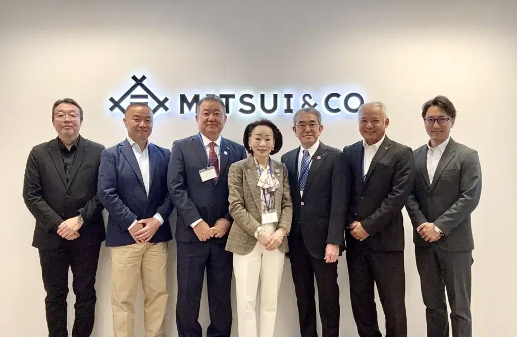 MITSUI & CO NZ Limited社オフィスで撮影した沖縄経済同友会視察団と二水会役員の集合写真（1）