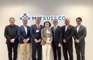 MITSUI & CO NZ Limited社オフィスで撮影した沖縄経済同友会視察団と二水会役員の集合写真（1）